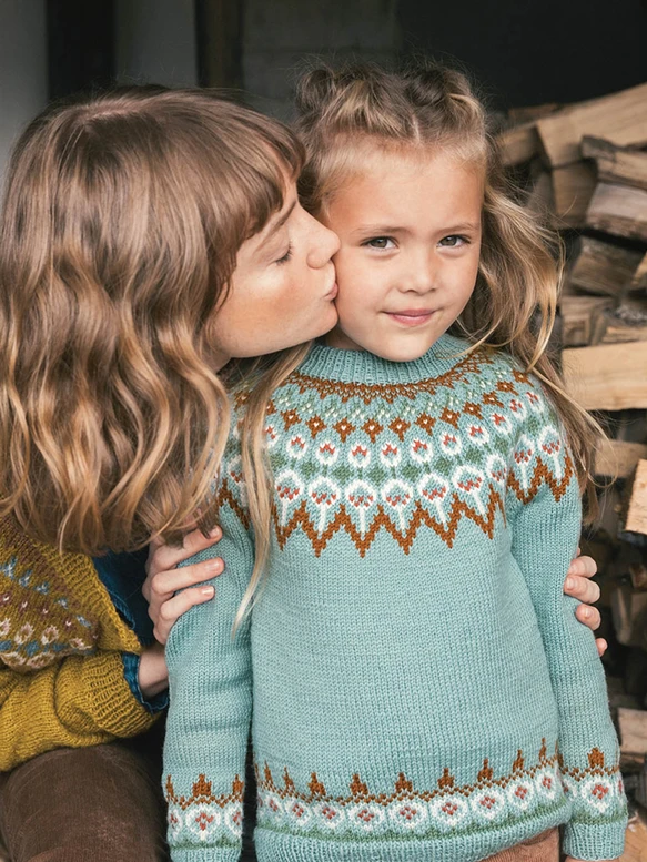 tema_63_5-1.webp Blómahaf barnapeysa-T13-29 - Image 1