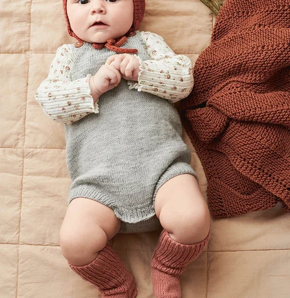 T14-06 Basic peysa/samfella/húfa/sokkar